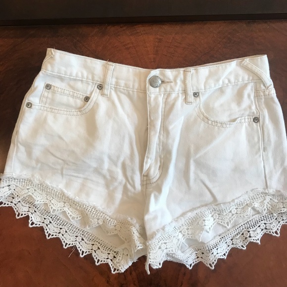 Free People Pants - ✨Free People Size 27 White Lace Cut-Off Shorts✨